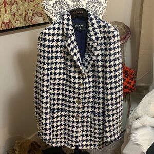 CHANEL - “AUTHENTIC”
Women's Houndstooth Jacket - Navy and White